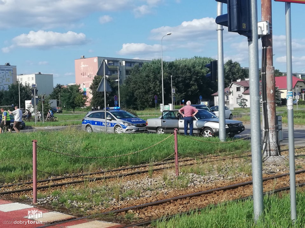 Toruń: zderzenie na rondzie Honorowych Dawców Krwi