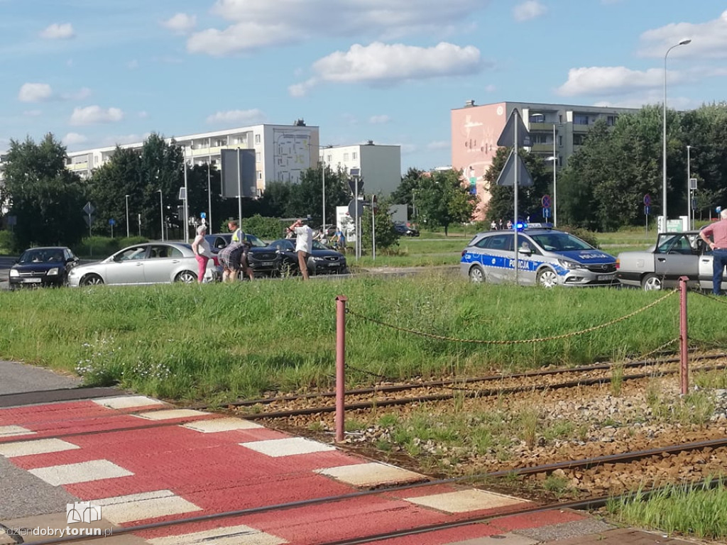 Toruń: zderzenie na rondzie Honorowych Dawców Krwi