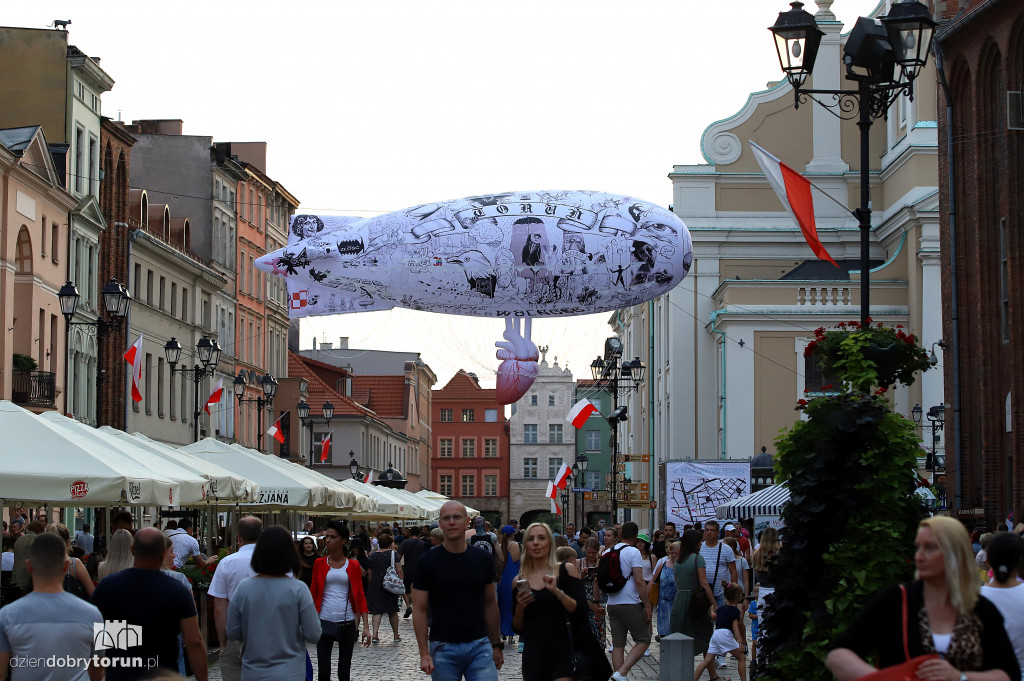 Sterowiec WOLNOŚĆ przed Dworem Artusa