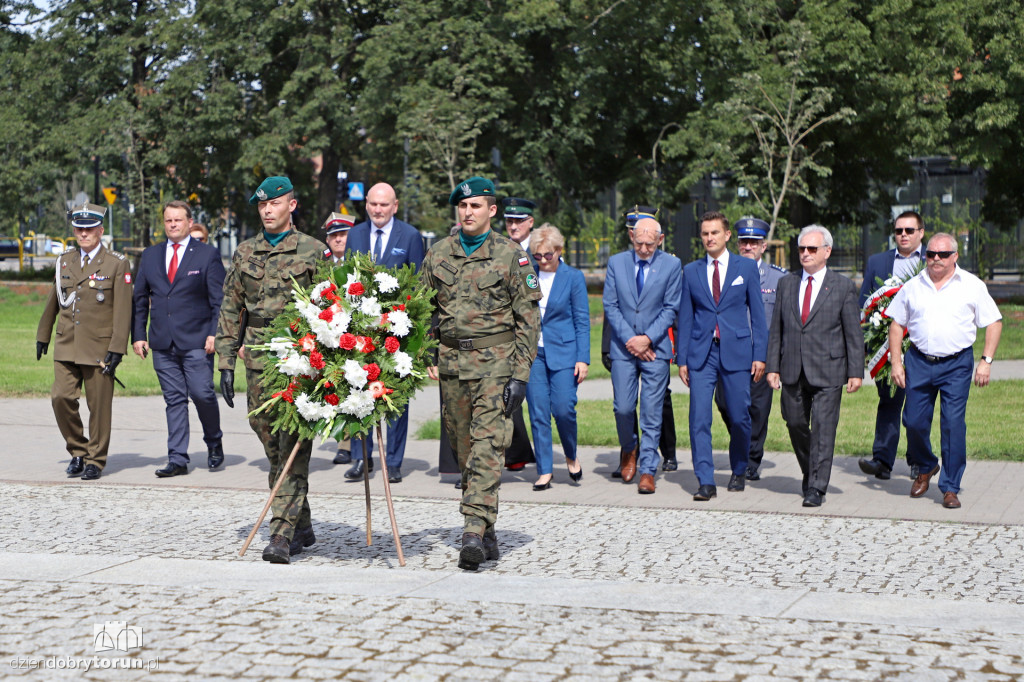 Złożenie kwiatów pod pomnikiem Piłsudskiego