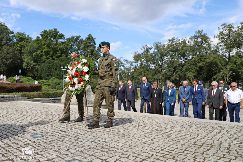 Złożenie kwiatów pod pomnikiem Piłsudskiego