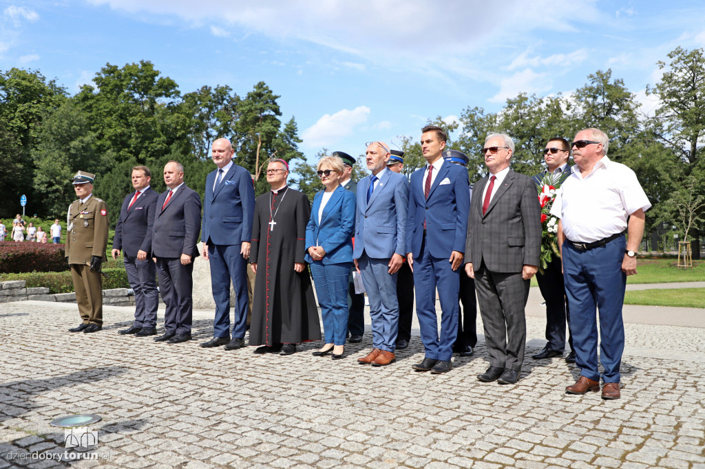 Złożenie kwiatów pod pomnikiem Piłsudskiego
