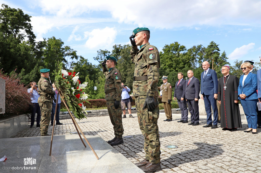 Złożenie kwiatów pod pomnikiem Piłsudskiego
