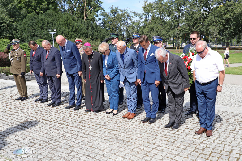 Złożenie kwiatów pod pomnikiem Piłsudskiego