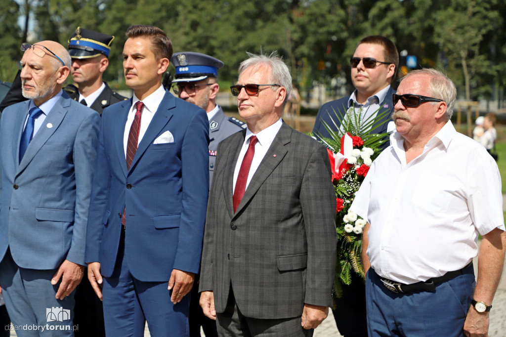 Złożenie kwiatów pod pomnikiem Piłsudskiego