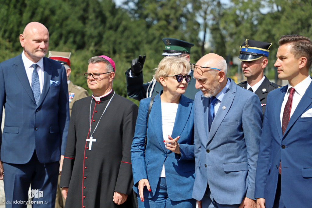 Złożenie kwiatów pod pomnikiem Piłsudskiego