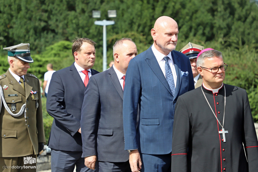 Złożenie kwiatów pod pomnikiem Piłsudskiego