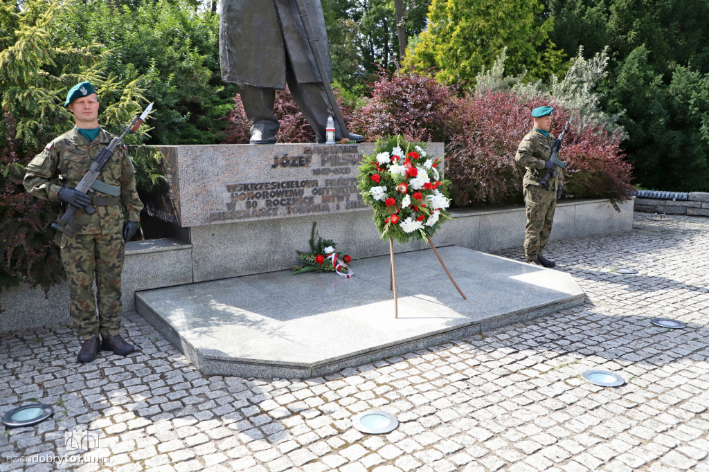 Złożenie kwiatów pod pomnikiem Piłsudskiego