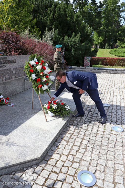 Złożenie kwiatów pod pomnikiem Piłsudskiego