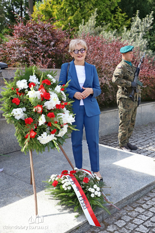 Złożenie kwiatów pod pomnikiem Piłsudskiego