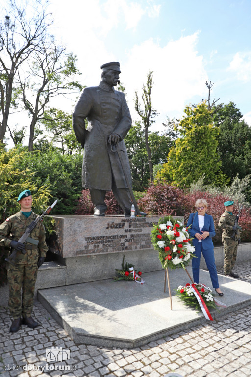 Złożenie kwiatów pod pomnikiem Piłsudskiego