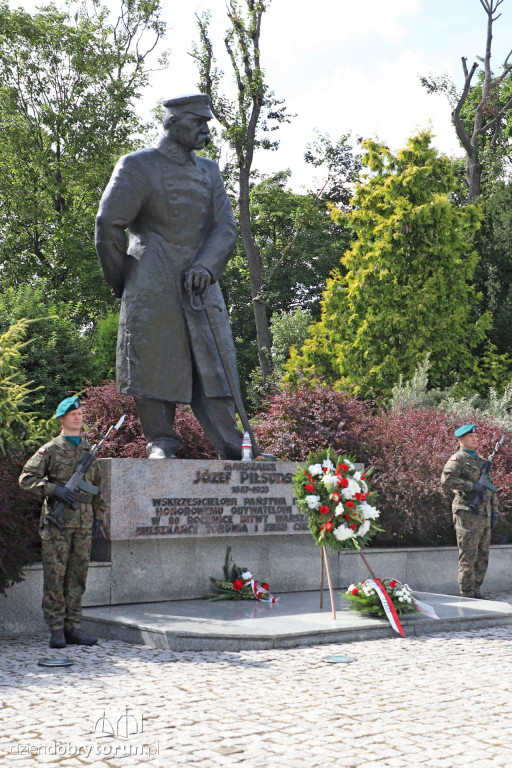 Złożenie kwiatów pod pomnikiem Piłsudskiego