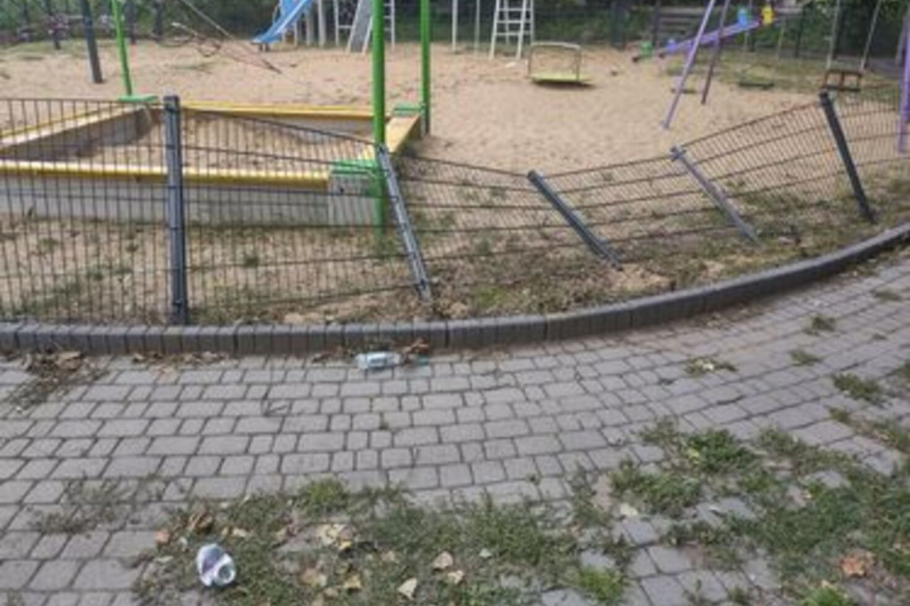 Zniszczony plac zabaw przy Olsztyńskiej