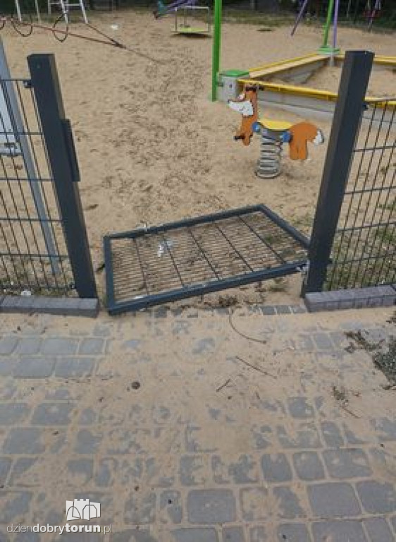 Zniszczony plac zabaw przy Olsztyńskiej