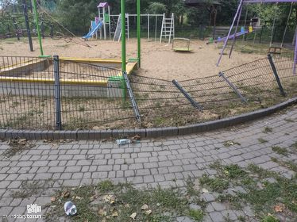Zniszczony plac zabaw przy Olsztyńskiej