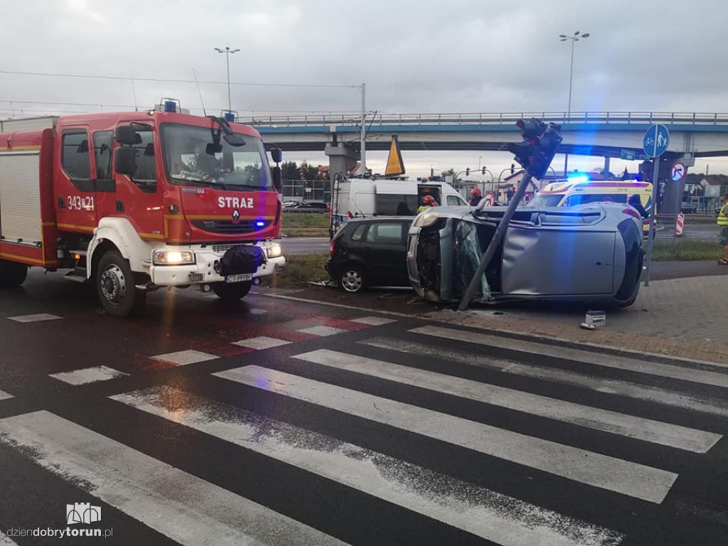 Toruń: zderzenie dwóch aut na pl. Daszyńskiego