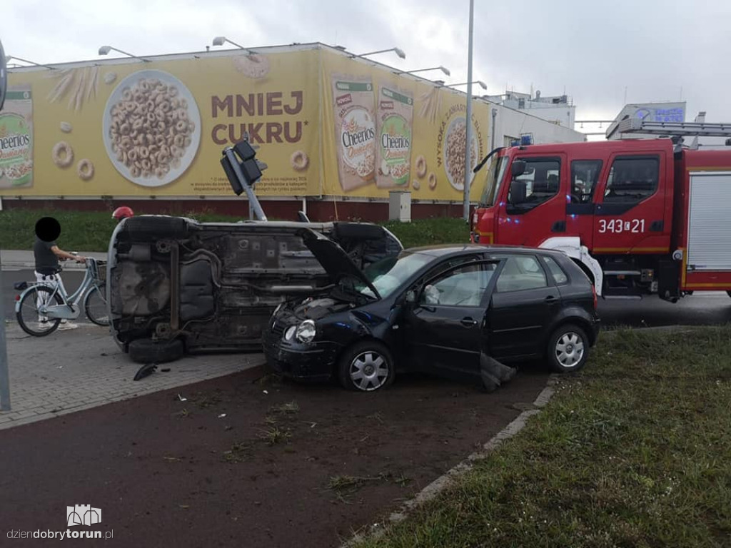 Toruń: zderzenie dwóch aut na pl. Daszyńskiego