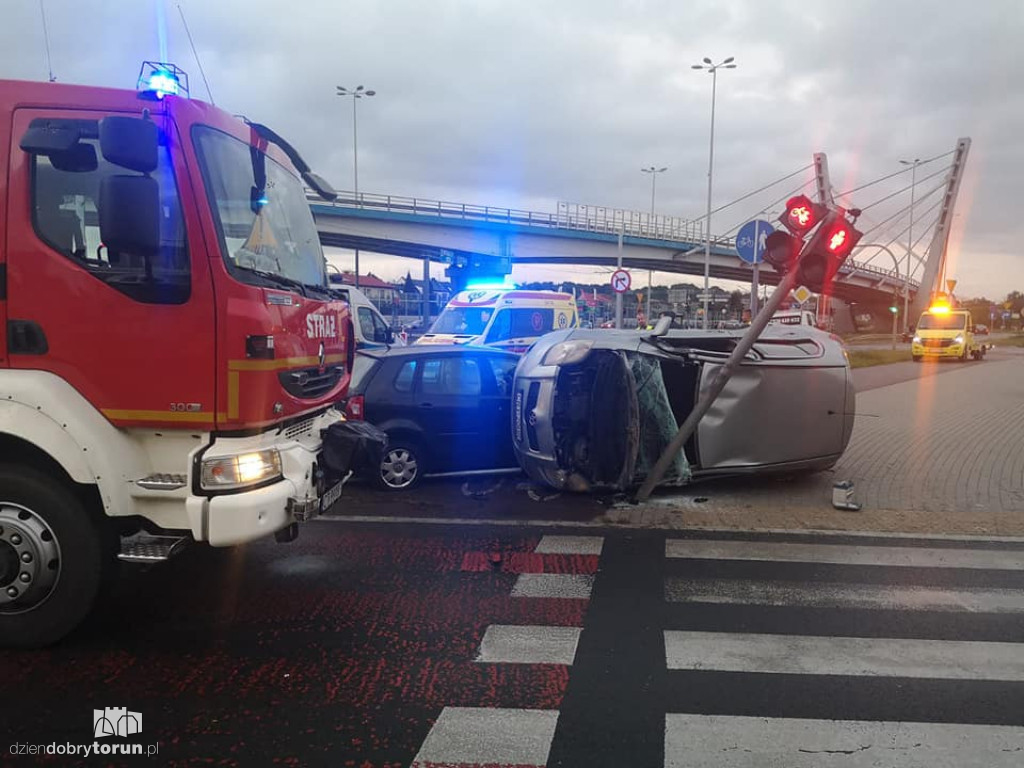 Toruń: zderzenie dwóch aut na pl. Daszyńskiego