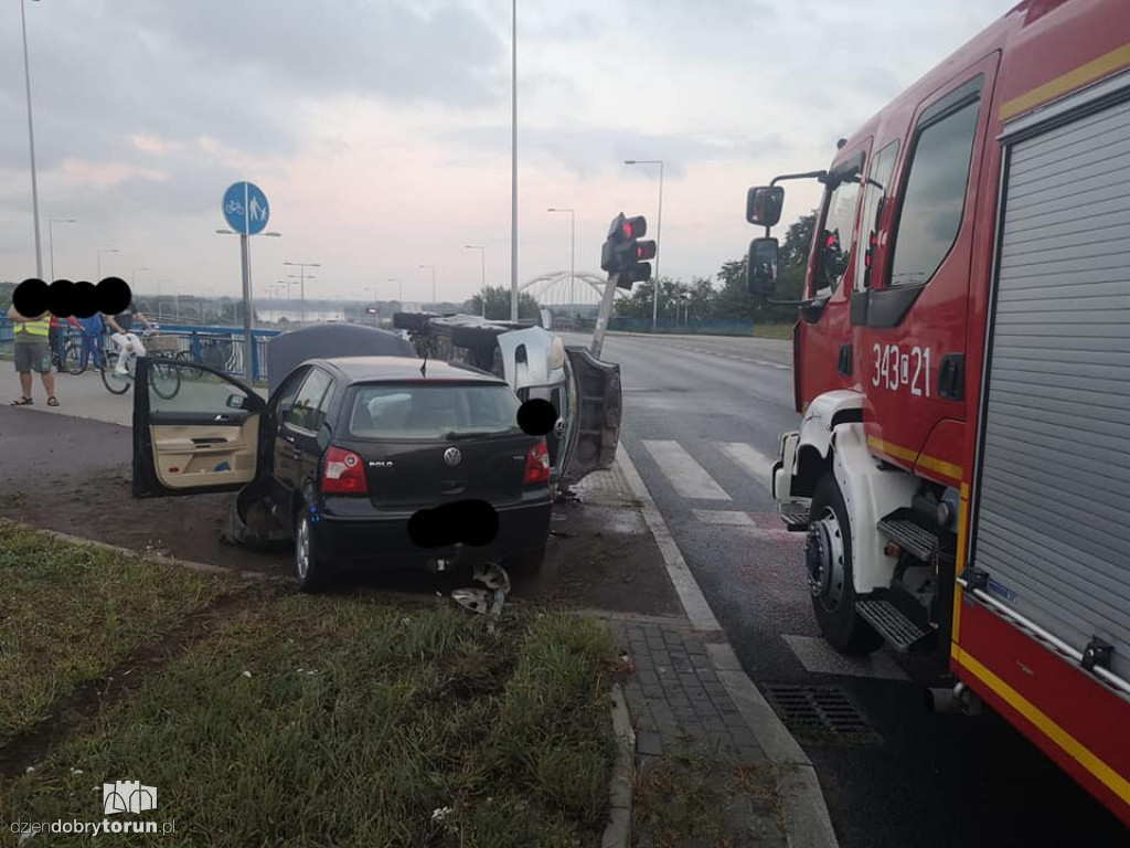 Toruń: zderzenie dwóch aut na pl. Daszyńskiego