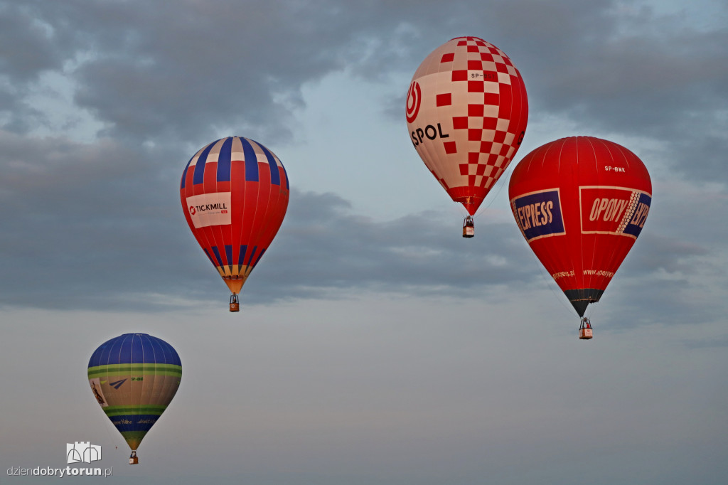 Pokaz balonowy na lotnisku w Toruniu