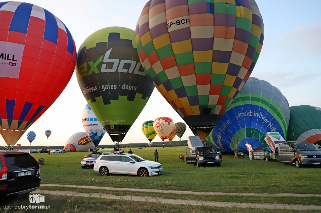 Pokaz balonowy na lotnisku w Toruniu