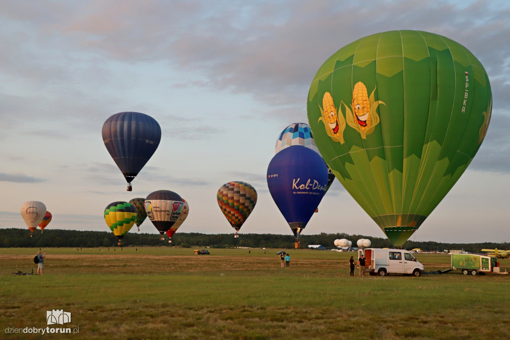 Pokaz balonowy na lotnisku w Toruniu