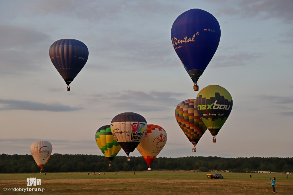 Pokaz balonowy na lotnisku w Toruniu