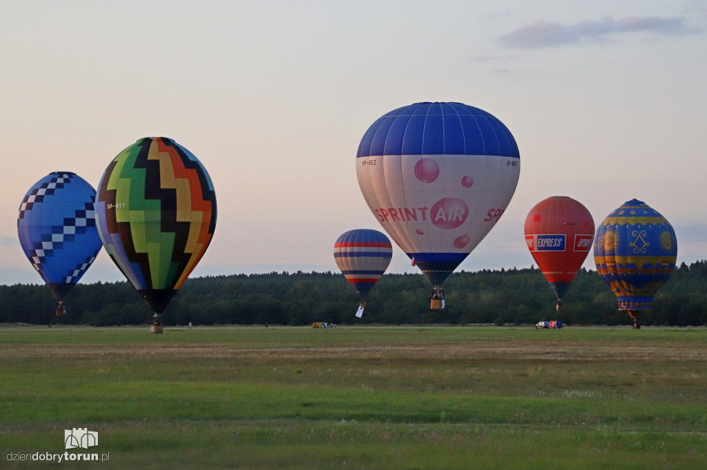 Pokaz balonowy na lotnisku w Toruniu