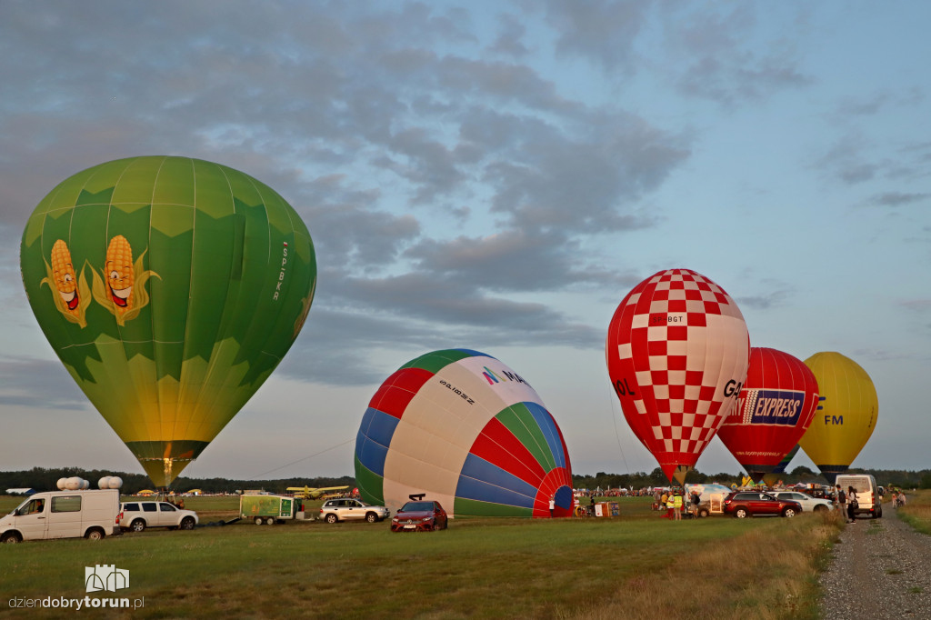 Pokaz balonowy na lotnisku w Toruniu