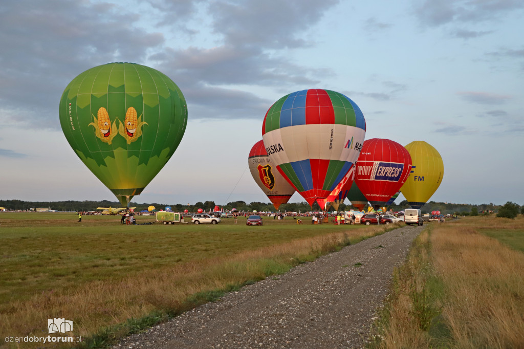 Pokaz balonowy na lotnisku w Toruniu