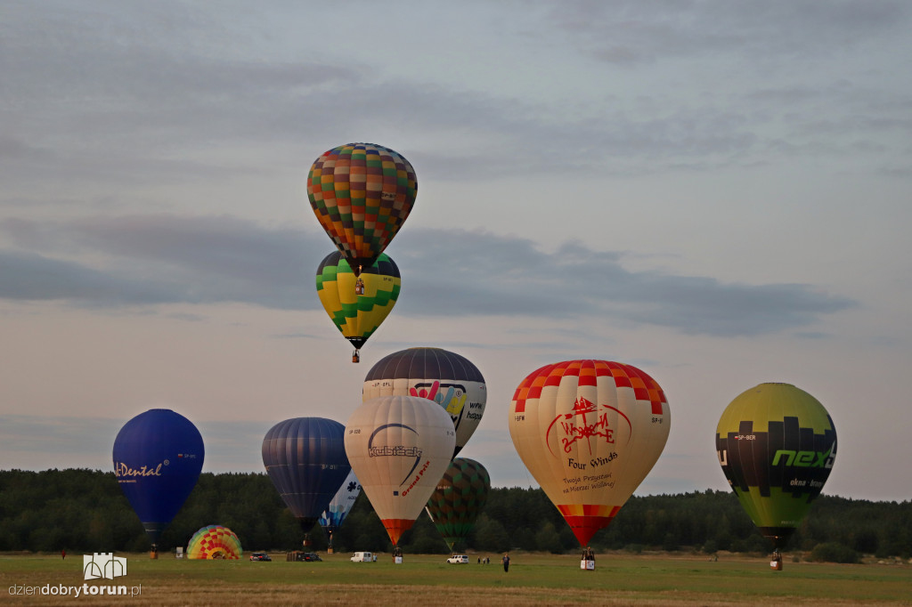 Pokaz balonowy na lotnisku w Toruniu