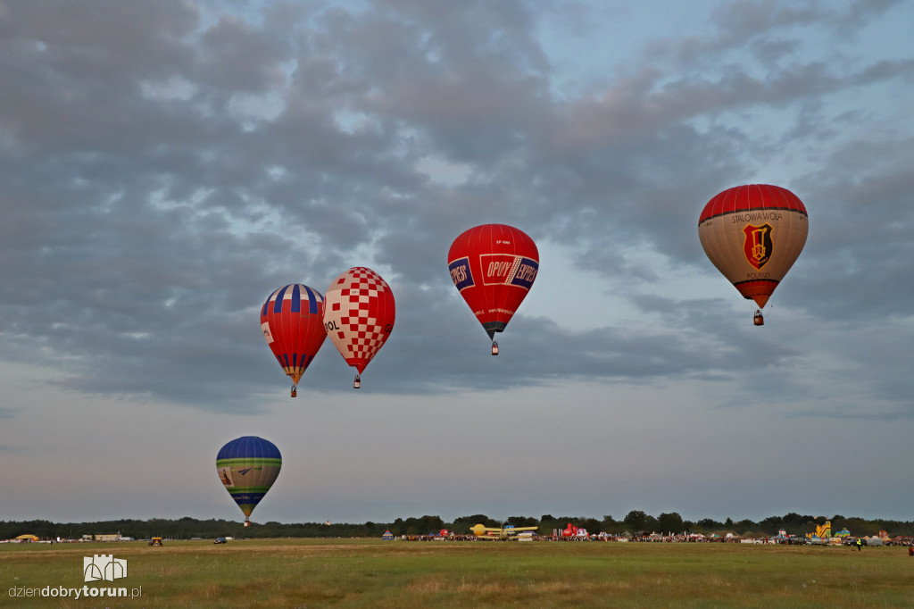 Pokaz balonowy na lotnisku w Toruniu