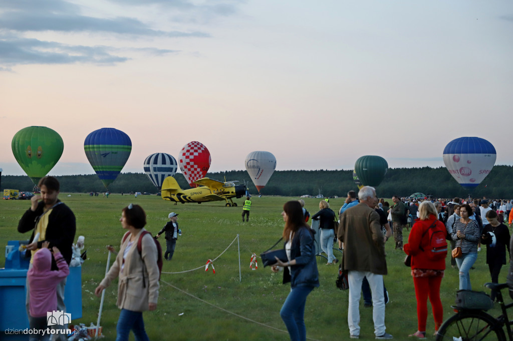 Pokaz balonowy na lotnisku w Toruniu