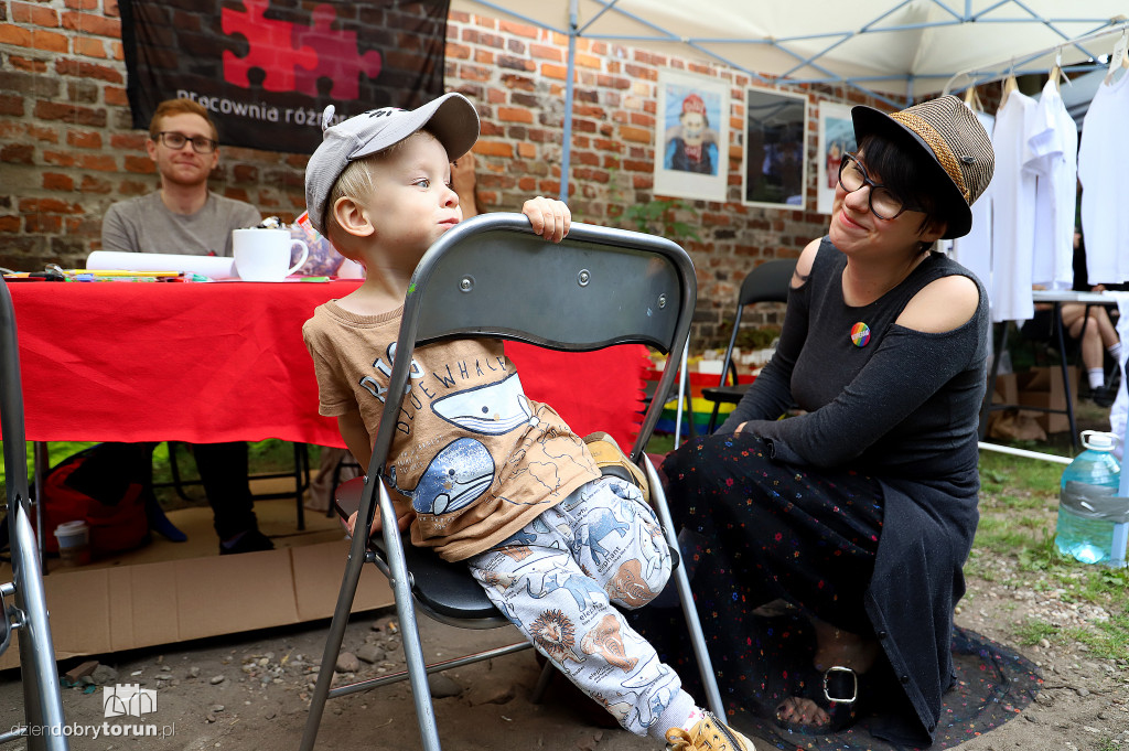 Tęczowy piknik Marszu Równości w Toruniu