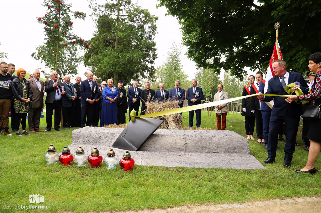Odsłonięcie pomnika w parku pamięci