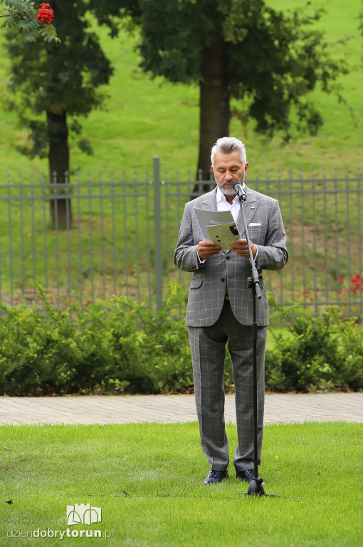 Odsłonięcie pomnika w parku pamięci