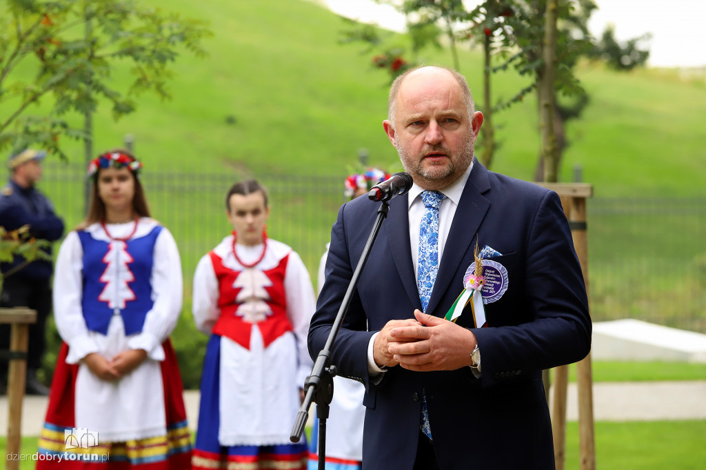 Odsłonięcie pomnika w parku pamięci