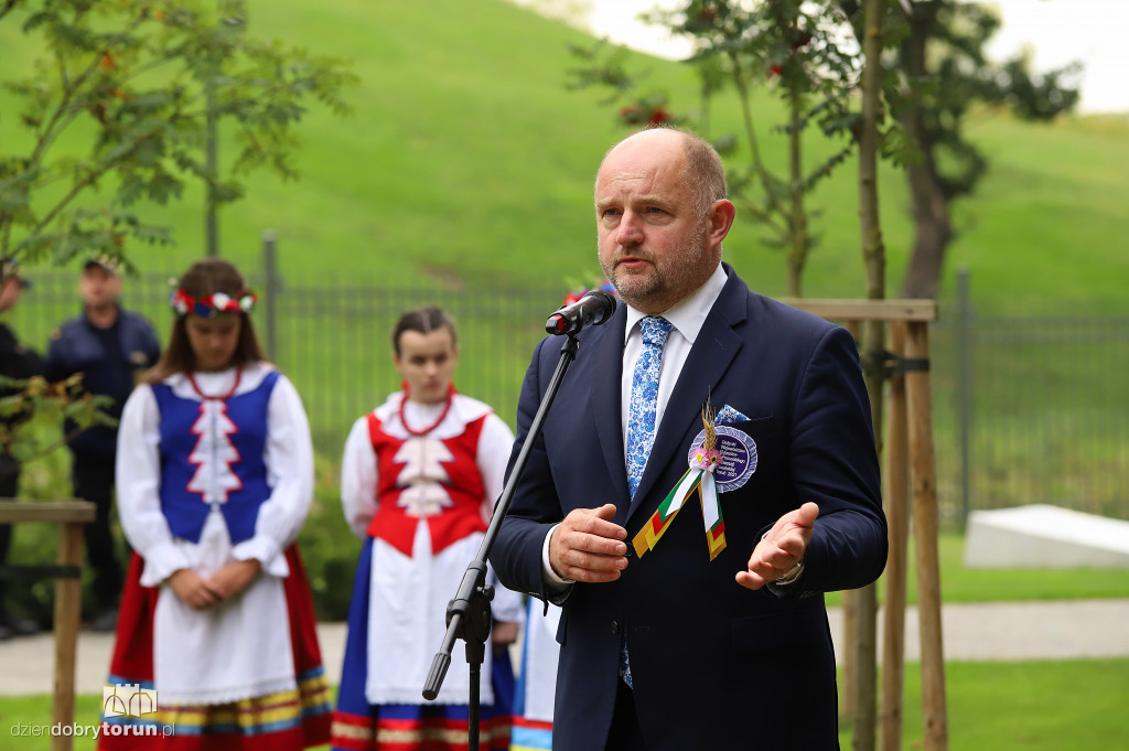 Odsłonięcie pomnika w parku pamięci