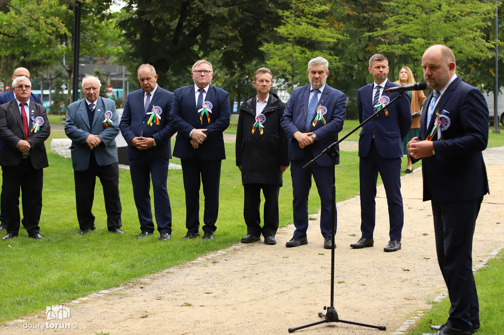 Odsłonięcie pomnika w parku pamięci