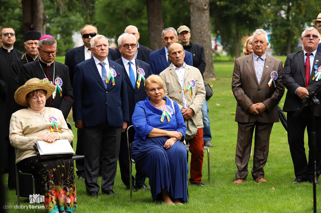 Odsłonięcie pomnika w parku pamięci