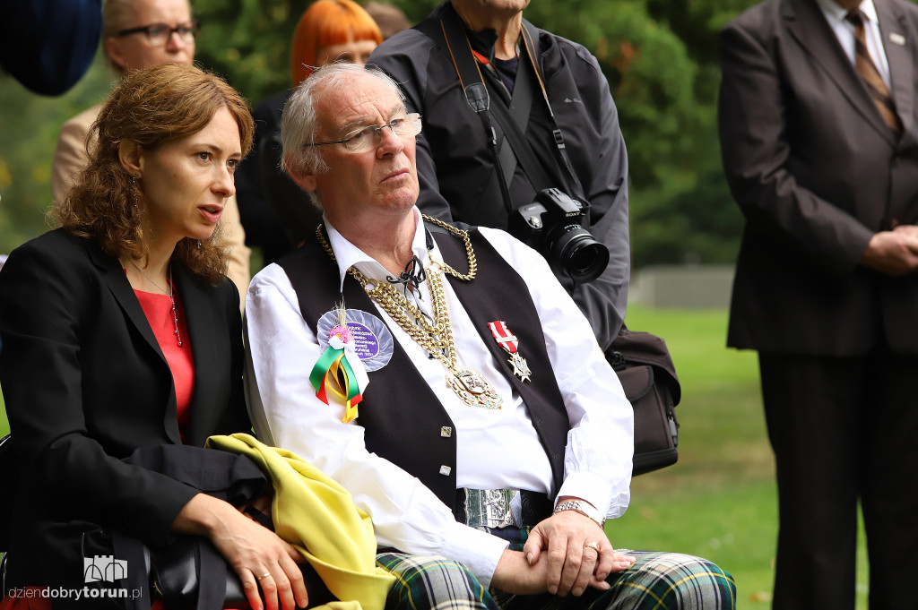 Odsłonięcie pomnika w parku pamięci