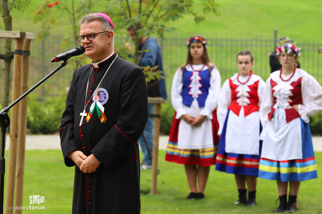 Odsłonięcie pomnika w parku pamięci