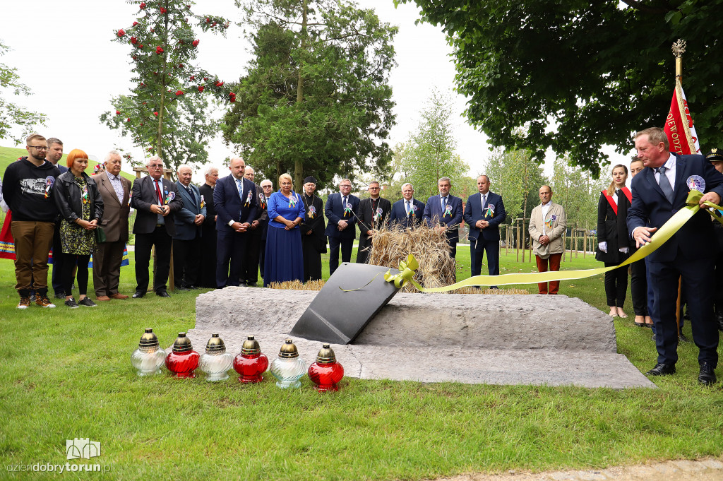 Odsłonięcie pomnika w parku pamięci
