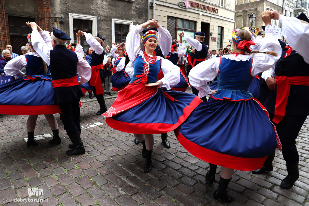 Przemarsz korowodu dożynkowego