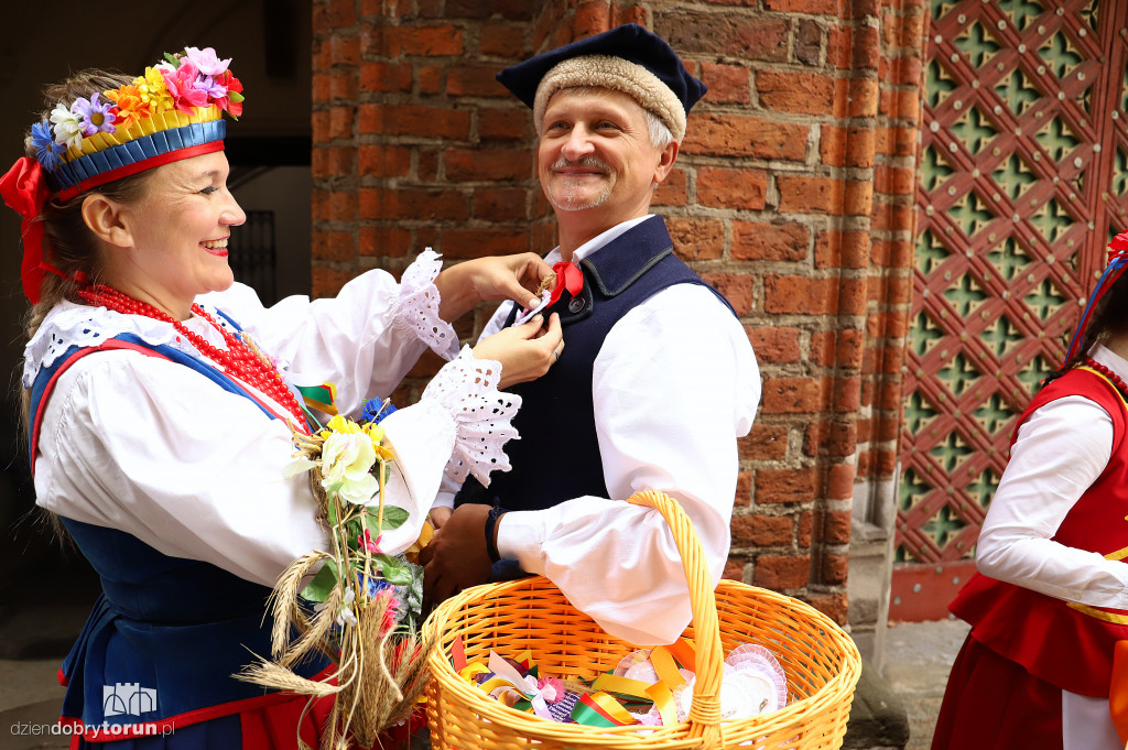 Przemarsz korowodu dożynkowego