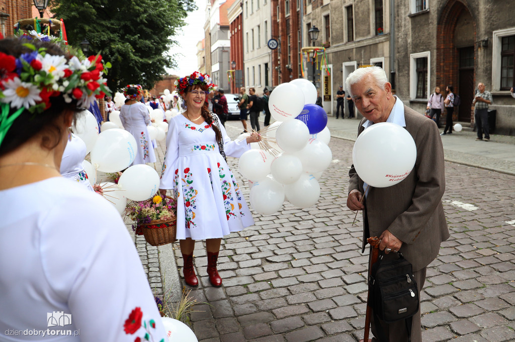 Przemarsz korowodu dożynkowego