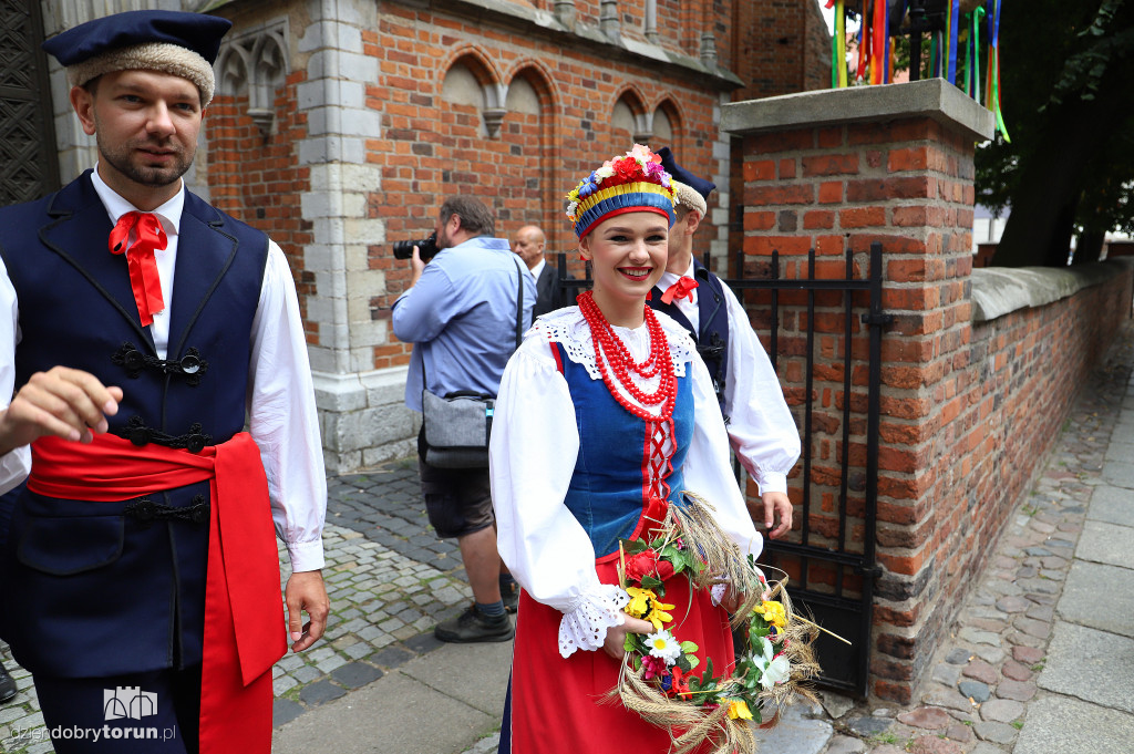 Przemarsz korowodu dożynkowego