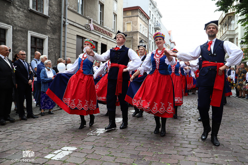 Przemarsz korowodu dożynkowego