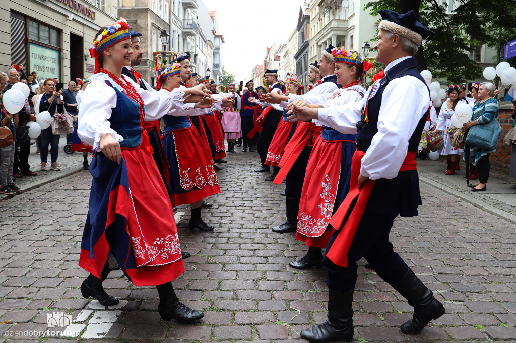 Przemarsz korowodu dożynkowego