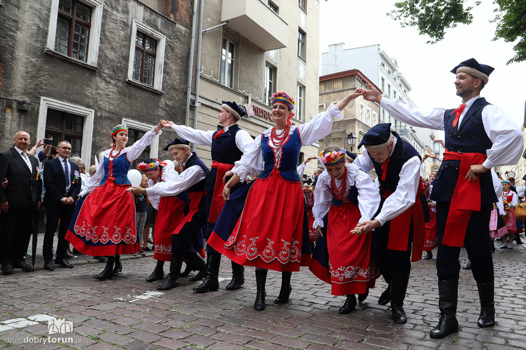 Przemarsz korowodu dożynkowego